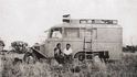 Manželé Baumovi u svého vozu Tatra T-72 v Balladonii v Západní Austrálii.
