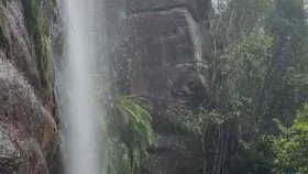 Cestovatelé objevili ráj na zemi v Austrálii. Koupání v krásném jezírku pod vodopádem může být ale nebezpečné.