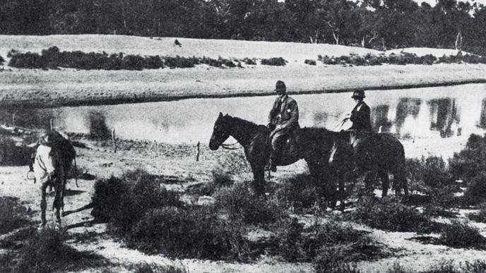 Manželé Danešovi v australském vnitrozemí v době Danešova diplomatického působení v Austrálii.