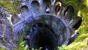 Na dno třicet metrů hluboké studny ve vile Quinta da Regaleira v portugalské Sintře se dostanete po schodišti, které studnu po obvodu obtáčí.