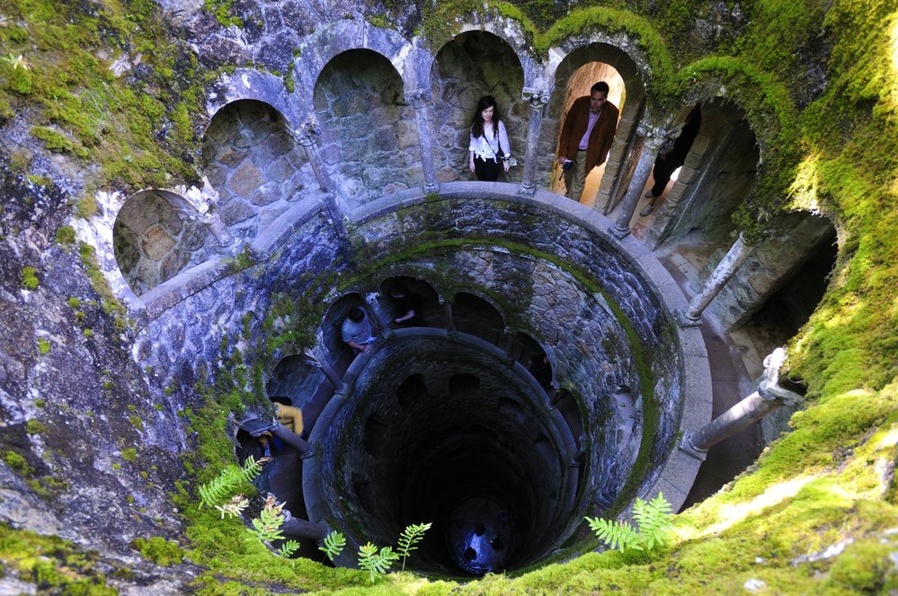 Na dno třicet metrů hluboké studny ve vile Quinta da Regaleira v portugalské Sintře se dostanete po schodišti, které studnu po obvodu obtáčí.