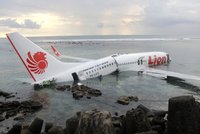 Vyšetřovatelé zkoumají vrak letadla z nehody na Bali: Piloty otestují na drogy