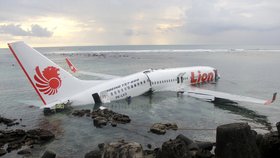 Letadlo přistállo na hladině oceánu u letiště na Bali.