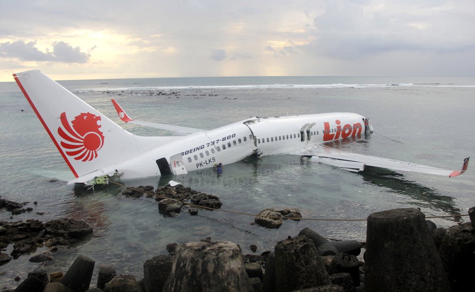 Letadlo přistállo na hladině oceánu u letiště na Bali.
