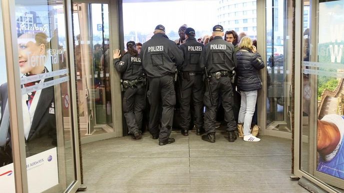 Cestující na hamburském letišti musí uklidňovat policie