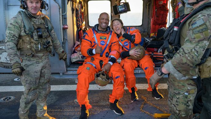 Posádka mise Artemis II se po téměř desetidenním letu úspěšně vrátila na Zemi, když její kosmická loď Orion přistála do Tichého oceánu u pobřeží Kalifornie. Posádka mise Artemis II se po téměř desetidenním letu úspěšně vrátila na Zemi, když její kosmická loď Orion přistála do Tichého oceánu u pobřeží Kalifornie.