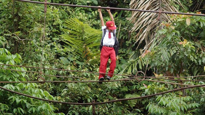 Chůze po laně ve výšce 30 metrů nad řekou v Padang, Sumatra - Indonésie