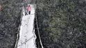 Zasněžený rozbitý most v Dujiangyan v provincii S&#39;-čchuan - Čína