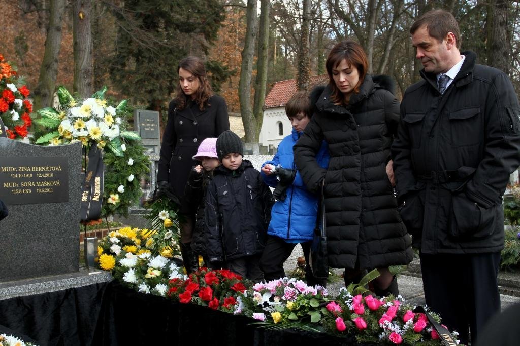 Pohřeb Lídy Bernátové, která požádala o eutanazii, obrečela i její představitelka Jitka Smutná.