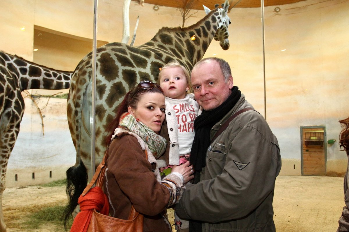 Igor Bareš s manželkou Antonií a jejich dvouletou dcerkou Toničkou obdivovali malou žirafu.