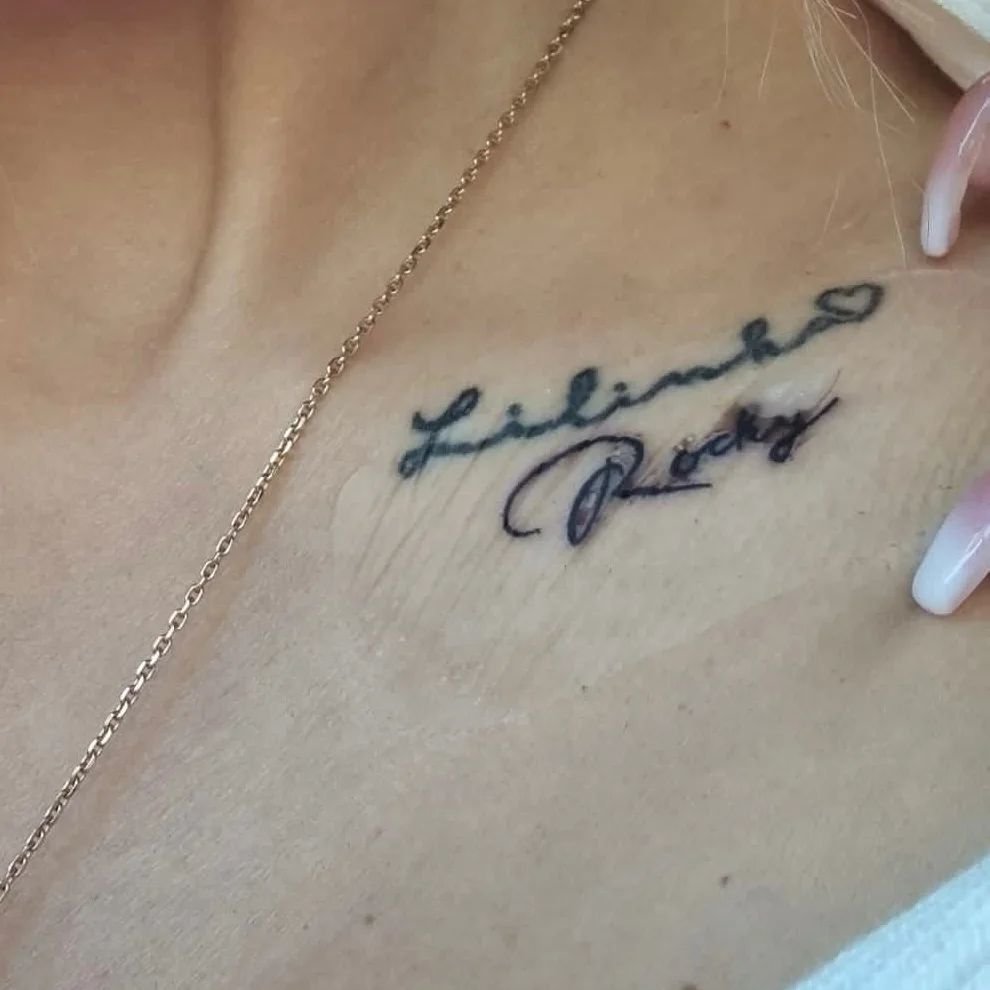 Tetování Lely Ceterové pod klíční kostí. Přidala i jméno synka Rockyho.