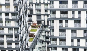 Dostupnost bydlení v Česku ještě klesla, vinit z toho pomalou výstavbu nestačí