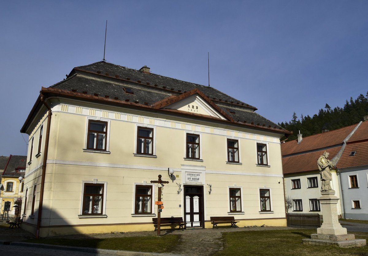 SKUTEČNOST - Radnice v Luhačovicích je ve skutečnosti výstavní síň v Jimramově.