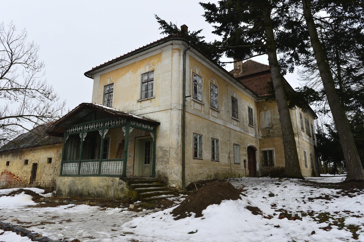 Natáčelo se v Lesní Hluboké, kde stála četnická stanice.