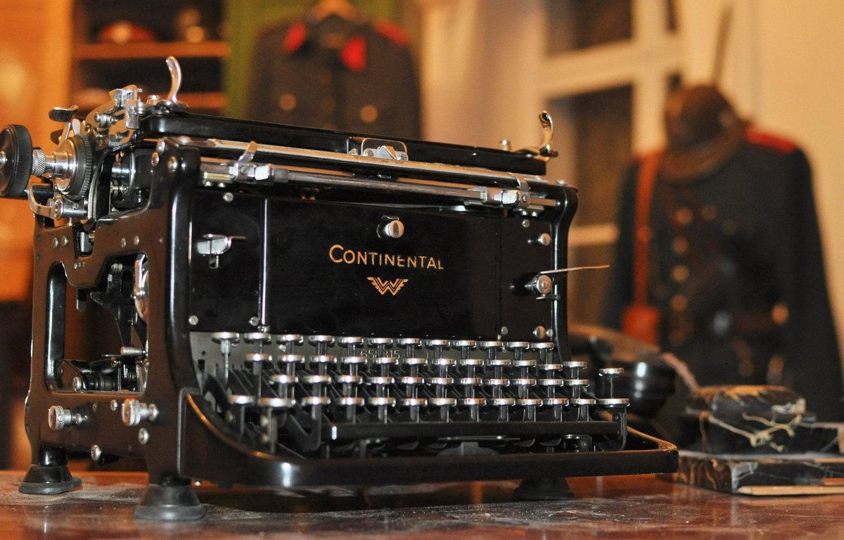 Starobylý psací stroj, na kterém se sepisovaly protokoly.