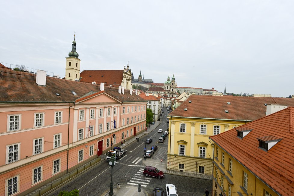 Výhled z Četnického salonku muzea hudby na Malou Stranu
