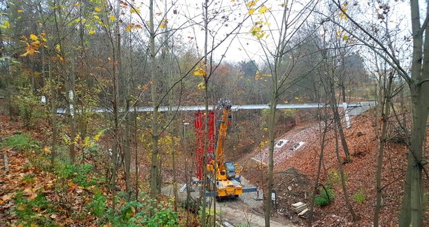 Dělníci položili napříč Čertovou roklí v Brně na Lesné hlavní část konstrukce lávky pro pěší.