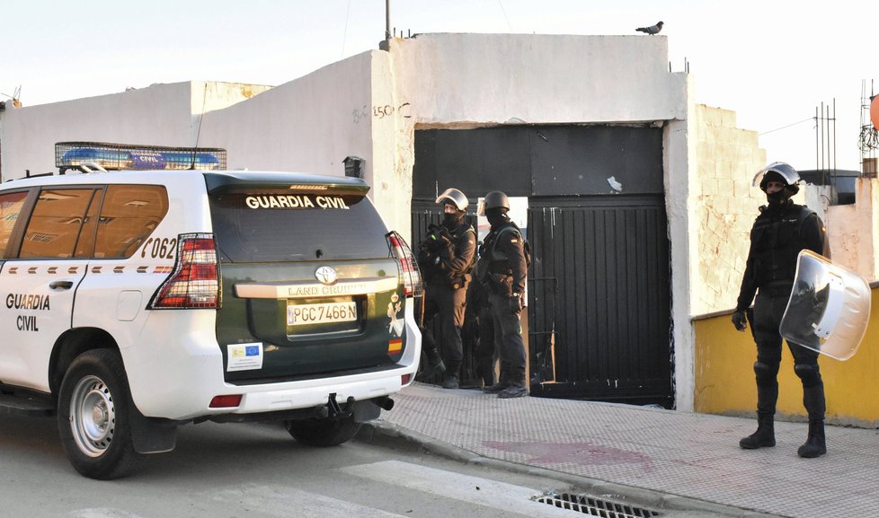 Španělská policie zadržela v Ceutě dvě osoby podezřelé z napojení na teroristickou organizaci Islámský stát.