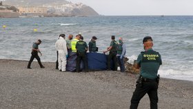 Tragédie na migrační trase: Žena a čtyřleté dítě zemřely na přeplněném člunu mířícím na Kanáry