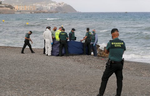 Tragédie na migrační trase: Žena a čtyřleté dítě zemřely na přeplněném člunu mířícím na Kanáry