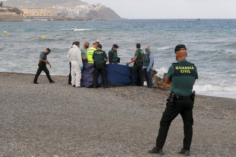 Do španělské enklávy míří tisíce migrantů.