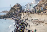 Eurokomisař: EU má nelegální migraci pod kontrolou. Statistiku zastiňuje Ceuta