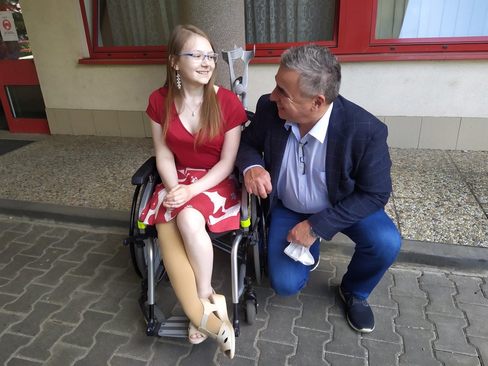 Studentka Hana Sušovská (17) z Ostravy s přednostou Kliniky dětské onkologie Jaroslavem Štěrbou.