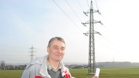 Jiří Horák na svém pozemku ukazuje, jak spol. ČEZ Distribuce tam postavila svévolně a bez povolení nové elektrické vedení vysokého napětí.