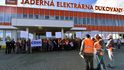 Prostest odborářů za vyšší mzdy před jadernou elektrárnou Dukovany