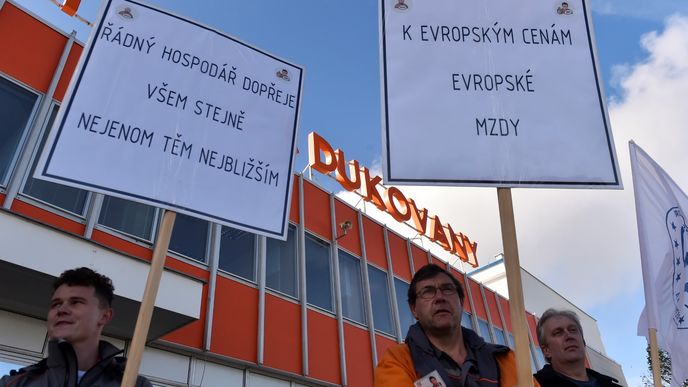 Prostest odborářů za vyšší mzdy před jadernou elektrárnou Dukovany