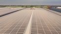 Zpracovatelský průmyslový provoz Mouw Hoedliggers z Nizozemska využívá bezemisní energii k řezání a svařování ocelových nosníků. Energii, kterou získává ze 760 střešních fotovoltaických panelů o celkovém výkonu 328 kilowattů, vkládá do dvou bateriových úložišť o celkové kapacitě šest set kilowatthodin.