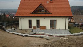 se oběsil na chodbě rodinného domu.