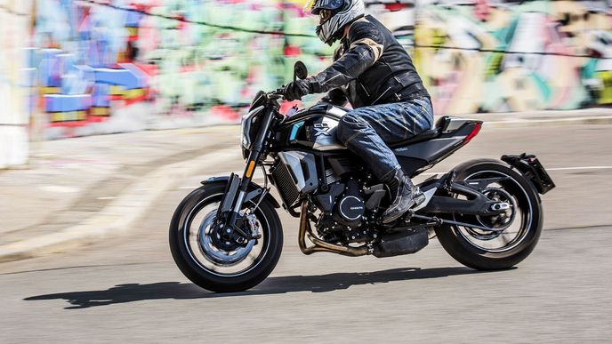 CF Moto 700 CL-X Sport CF Moto 700 CL-X Sport
