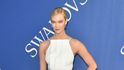 Modelka Karlie Kloss v šatech Jason Wu