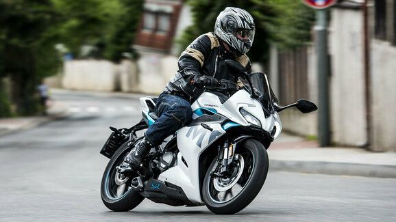 Mototest CFMoto 300 SR: Plnohodnotná motorka za sto tisíc? Ano!