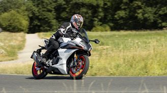 Mototest CFMOTO 450SR: Pilování přesné stopy Mototest CFMOTO 450SR: Pilování přesné stopy