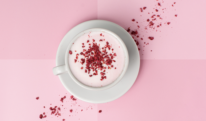 Charitativní růžové chai latte je chutný nápoj, který podpoří boj proti rakovině prsu