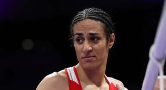 MS bez »mužatky«: Boxerská mašina Chalífová neprošla testem MS bez »mužatky«: Boxerská mašina Chalífová neprošla testem