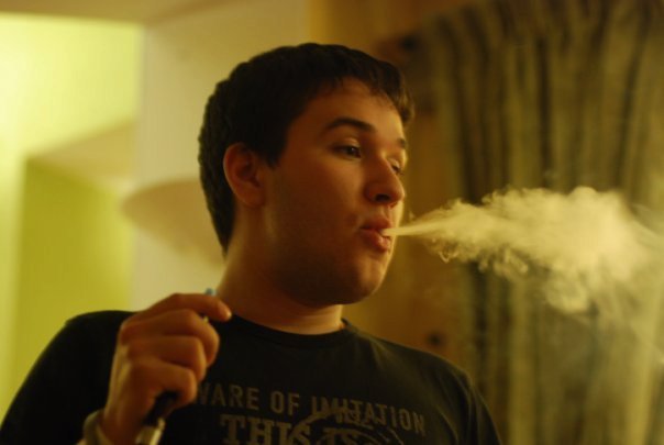 Andrej kouří jako fabrika.