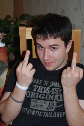 Neslušná gesta se na Andrejových fotkách objevují velmi často.