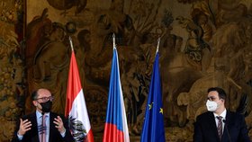 Ministr zahraničních věcí ČR Jan Lipavský a rakouský ministr pro evropské a mezinárodní záležitosti Alexander Schallenberg vystoupili na tiskové konferenci po společném jednání (30. 12. 2021)