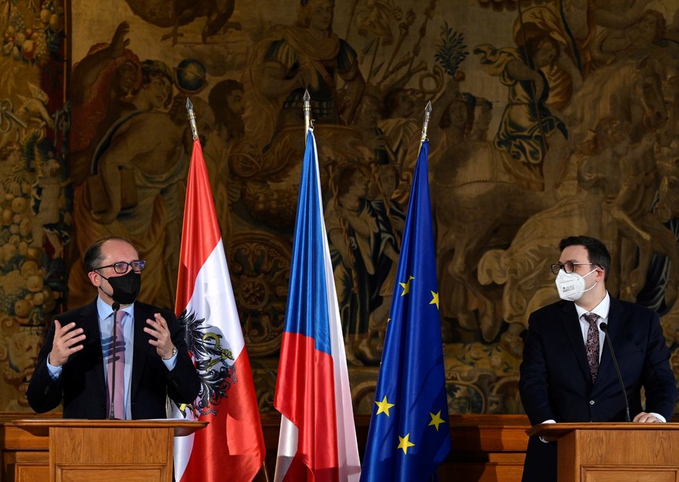 Ministr zahraničních věcí ČR Jan Lipavský a rakouský ministr pro evropské a mezinárodní záležitosti Alexander Schallenberg vystoupili na tiskové konferenci po společném jednání (30. 12. 2021)