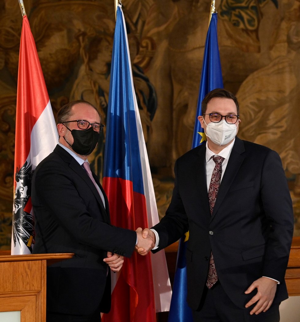 Ministr zahraničních věcí ČR Jan Lipavský a rakouský ministr pro evropské a mezinárodní záležitosti Alexander Schallenberg vystoupili na tiskové konferenci po společném jednání (30. 12. 2021)