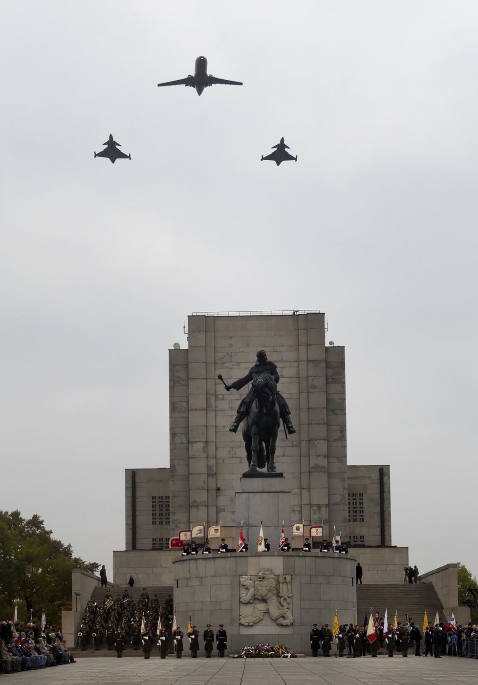 Challenger a dva gripeny při přeletu nad pražským Vítkovem