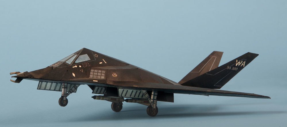 Neviditelný&#34; letoun F-117 patřil do výzbroje US Army. Podobná technika se objevovala i na modelářských listech