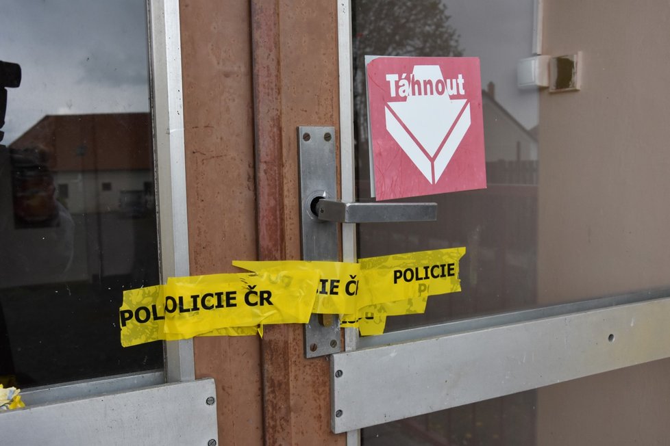 V této budově ve Vřeskovicích na Klatovsku zadrželi čtyři lidi kvůli drogám. Mezi nimi byl i Václav Ch.