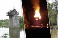Ikonická chaloupka na pilíři u Chotěšova je minulostí: Zapálili ji filmaři!