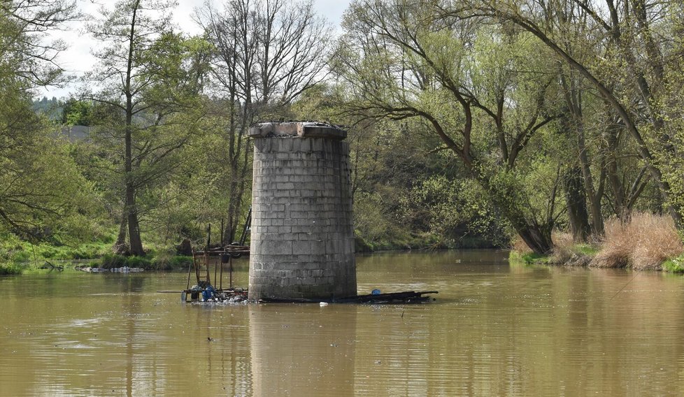 Z pilíře v řece Radbuze u Chotěšova zmizela ikonická chaloupka.