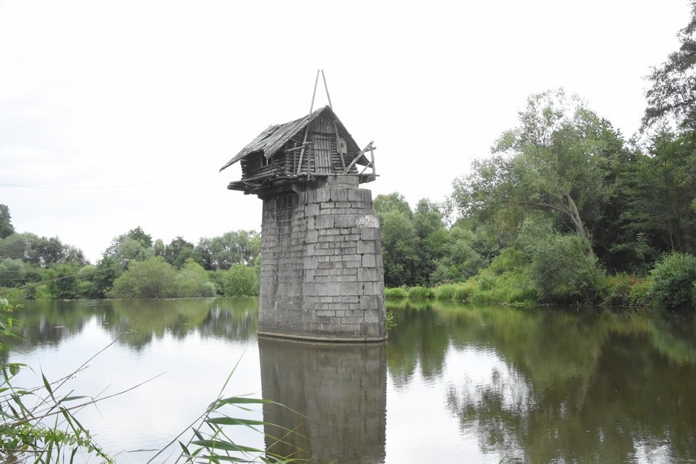 Ikonická chaloupka na mostním pilíři u Chotěšova je už minulostí.