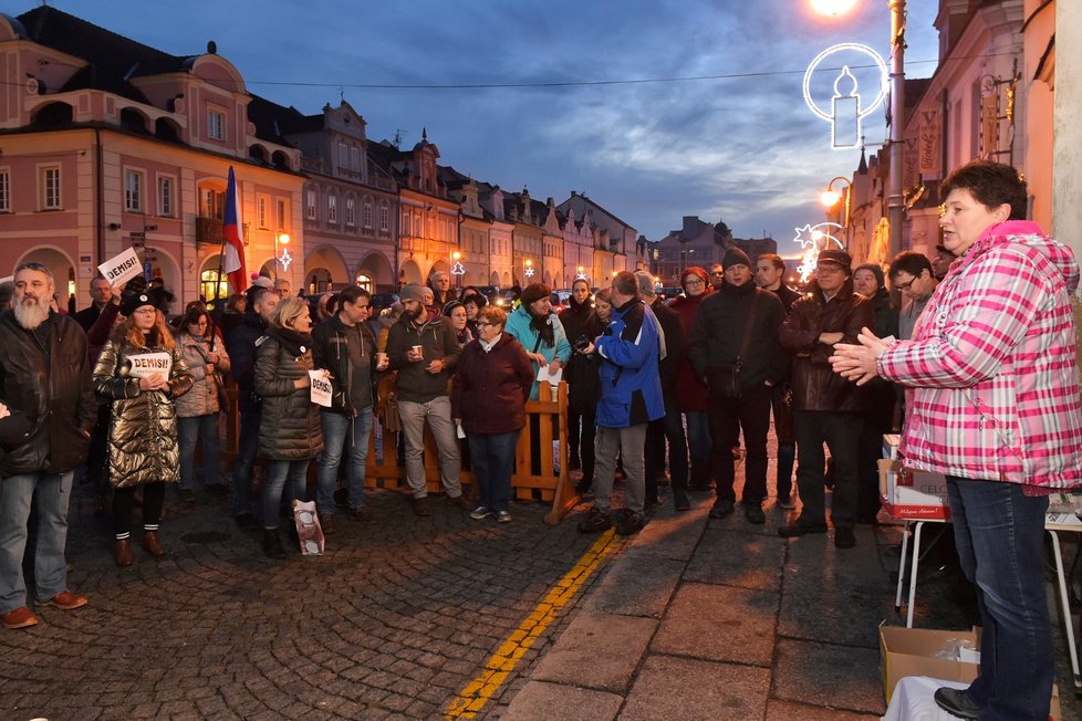 Jana Filipová (vpravo), která zažalovala předsedu vlády Andreje Babiše (ANO) kvůli jeho výroku o demonstrantech, vystoupila 16. prosince 2019 v Domažlicích na protestní akci spolku Milion chvilek za odstoupení premiéra.